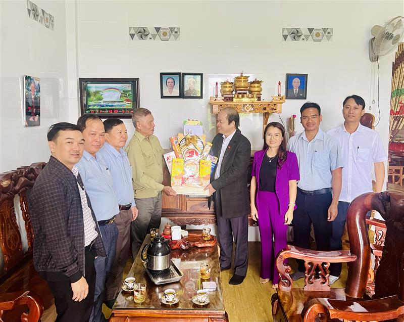 Đ/c Nguyễn Viết Vân- Tỉnh ủy viên, Bí thư Huyện ủy  và các thành viên trong đoàn tặng quà tại xã BLá