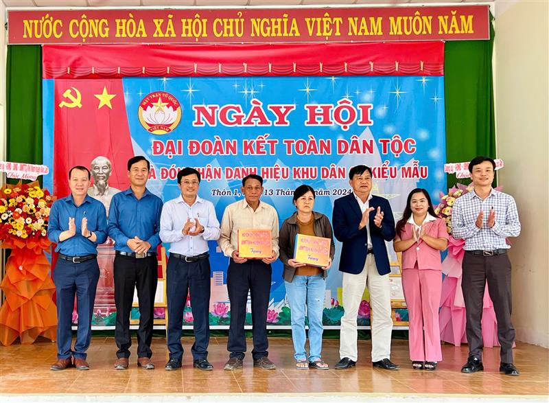 Trao tặng quà cho hộ khó khăn và gia đình tiêu biểu thôn 1, xã Lộc An