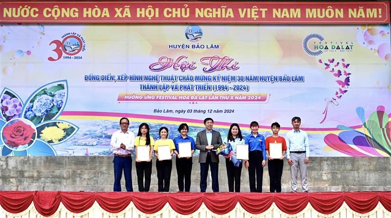 Trao giải cho các đơn vị đạt kết quả cao tại Hội thi