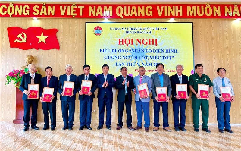 Biểu dương các cá nhân là nhân tố điển hình - gương người tốt việc tốt trong các lĩnh vực đời sống xã hội huyện Bảo Lâm