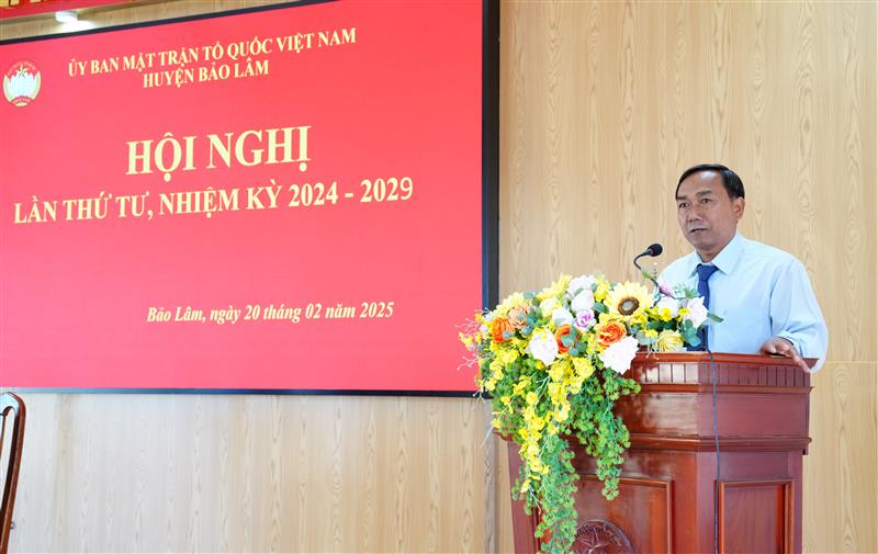 Đồng chí K’Lình - Phó Bí thư Thường trực Huyện uỷ - Chủ tịch HĐND huyện phát biểu tại Hội nghị
