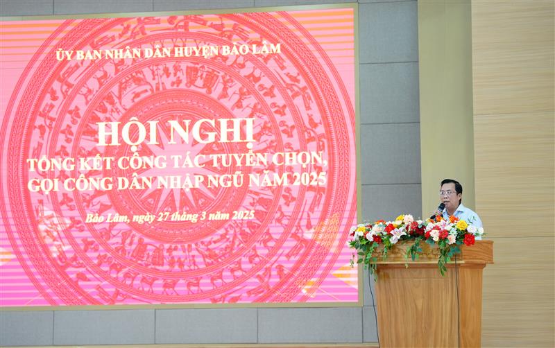 Đồng chí Trịnh Văn Thảo - Phó Chủ tịch UBND huyện phát biểu tại Hội nghị