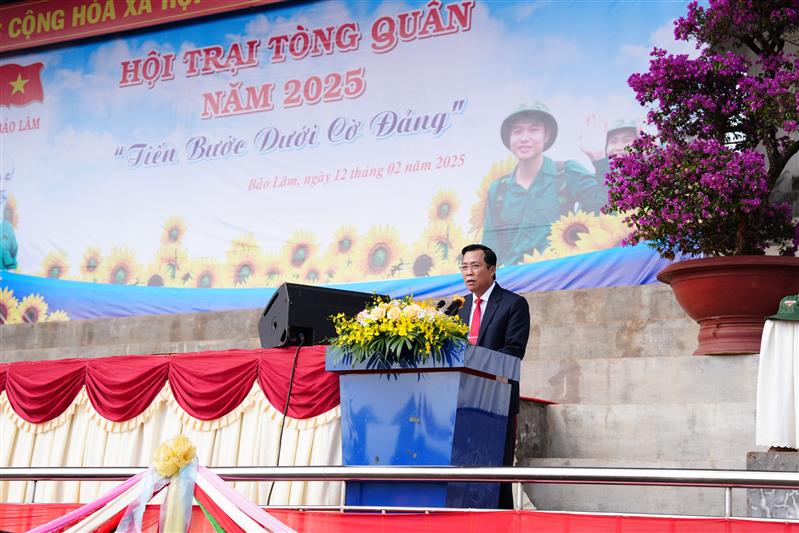 đồng chí Trịnh Văn Thảo – Phó Chủ tịch UBND huyện phát biểu khai mạc Hội trại