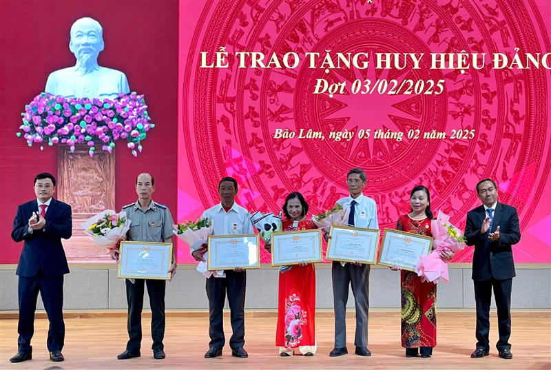Trao huy hiệu 30 năm tuổi Đảng cho các đảng viên