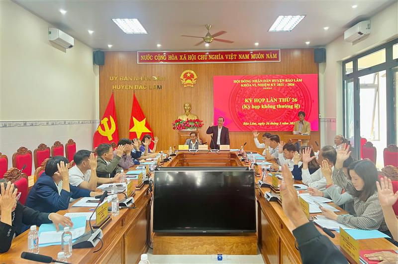 Các đại biểu biểu quyết thông qua các Nghị quyết