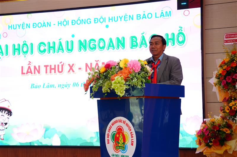 Đồng chí K’Lình - Phó Bí thư thường trực Huyện uỷ - Chủ tịch HĐND huyện phát biểu tại Đại hội