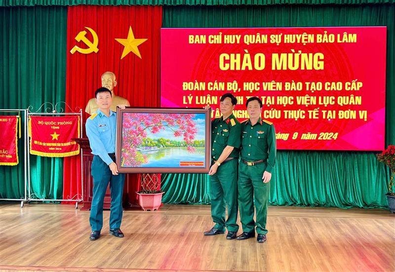 Đại diện học viên đào tạo cao cấp lý luận chính trị tại Học viện Lục quân tặng quà Ban Chỉ huy Quân sự huyện Bảo Lâm.