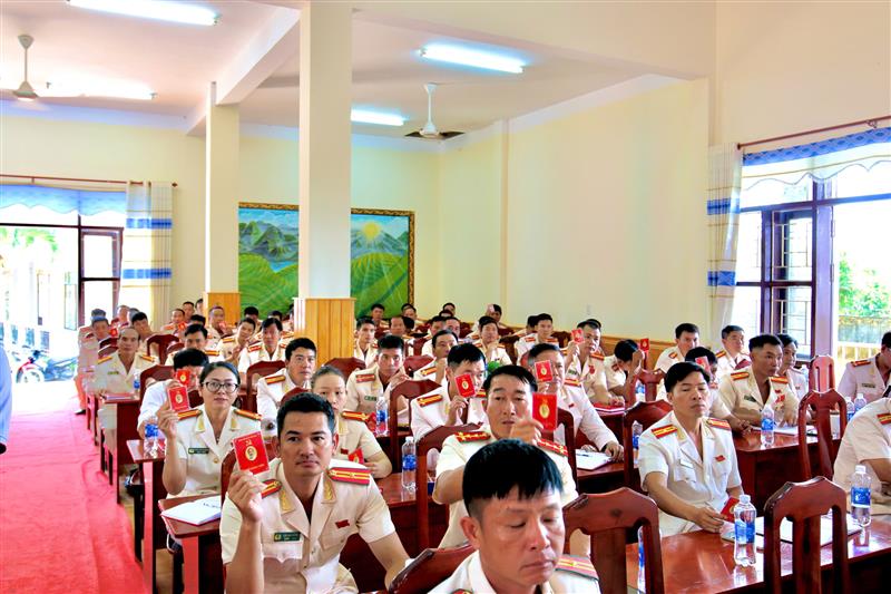 Các đại biểu biểu quyết thông qua Nghị quyết Đại hội
