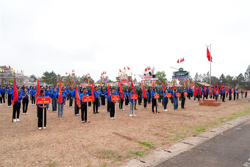 Các tân binh và đoàn viên thanh niên tham dự buổi lễ