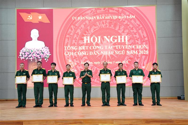 Khen thưởng cho các cá nhân có nhiều thành tích trong công tác tuyển chọn, gọi công dân nhập ngũ năm 2025