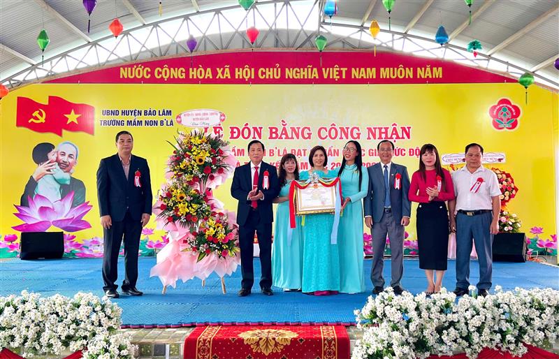 Lãnh đạo huyện trao Bằng công nhận danh hiệu trường đạt chuẩn Quốc gia mức độ 2 cho Trường Mầm non B’lá