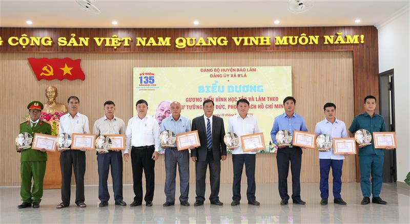 Các cá nhân được biểu dương, khen thưởng