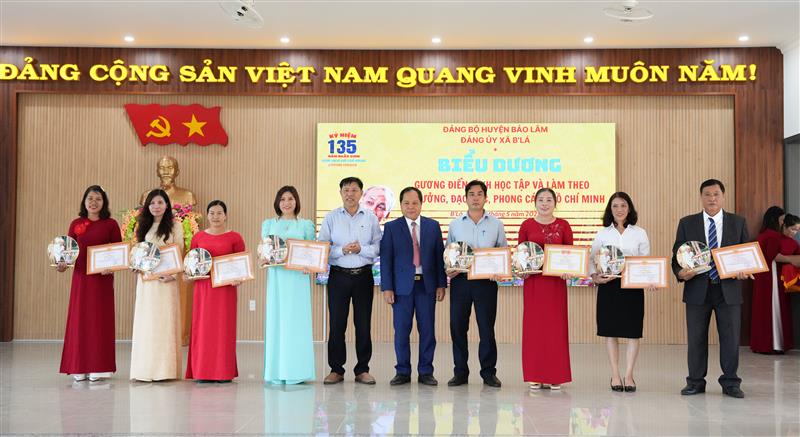 Các cá nhân được biểu dương, khen thưởng