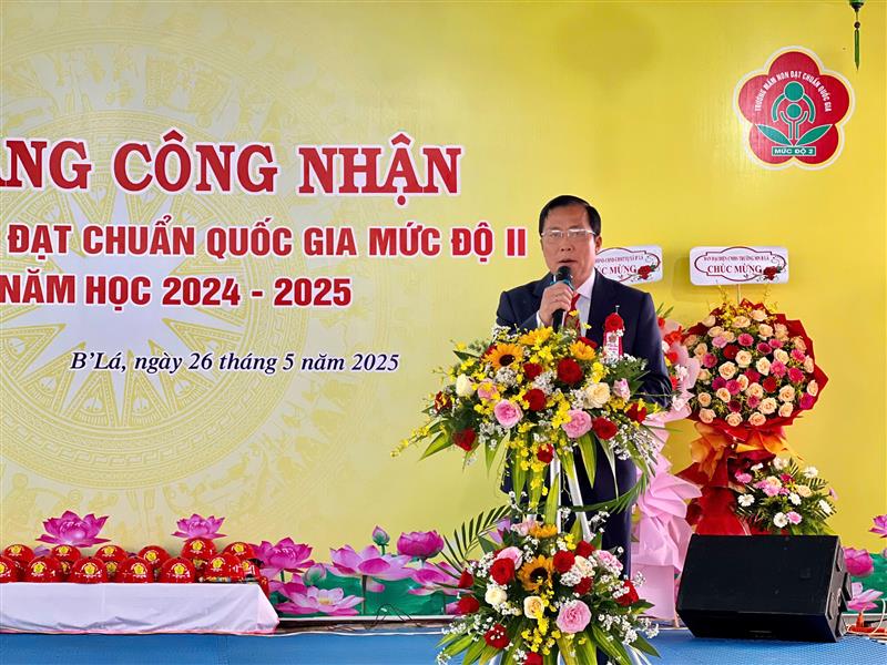 Đồng chí Trịnh Văn Thảo - Phó Chủ tịch UBND huyện phát biểu tại buổi lễ