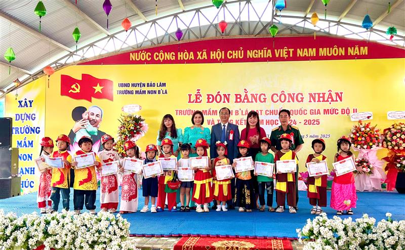 Khen thưởng cho các cháu học sinh 