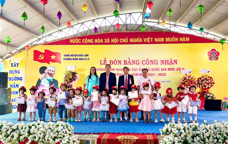 Khen thưởng cho các cháu học sinh 