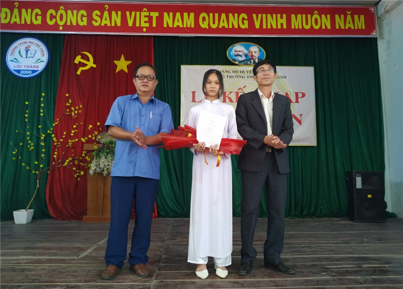 Trao quyết định cho đảng viên Hoàng Thị Nhâm, học sinh lớp 12A3 