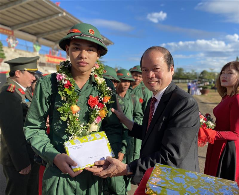 Đ/c Nguyễn Viết Vân, TUV, Bí thư Huyện ủy tặng hoa cho tân binh 