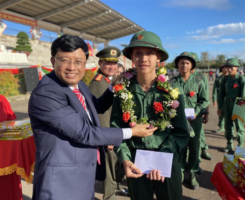 Đ/c Trương Hoài Minh, chủ tịch UBND huyện tặng hoa cho tân binh 