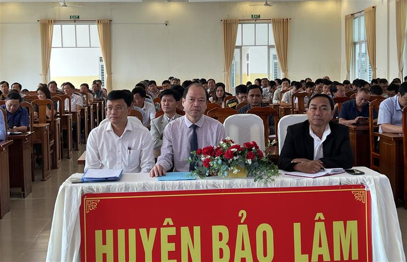 Các đồng chí lãnh đạo huyện tham dự hội nghị 