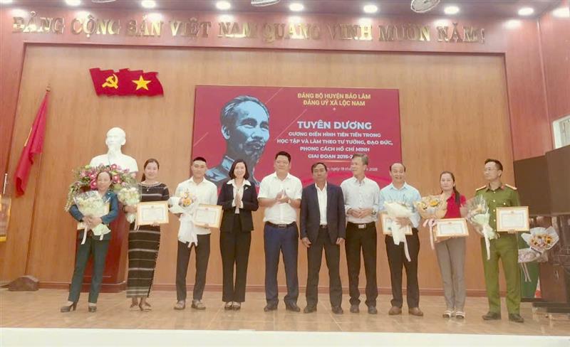 Biểu dương, khen thưởng các cá nhân, tập thể có thành tích tiêu biểu trong học tập và làm theo tư tưởng, đạo đức, phong cách Hồ Chí Minh giai đoạn 2016 - 2025
