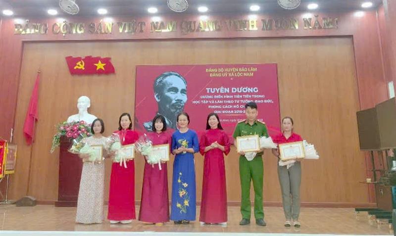 Biểu dương, khen thưởng các cá nhân, tập thể có thành tích tiêu biểu trong học tập và làm theo tư tưởng, đạo đức, phong cách Hồ Chí Minh giai đoạn 2016 - 2025