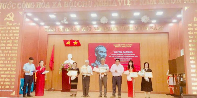 Biểu dương, khen thưởng các cá nhân, tập thể có thành tích tiêu biểu trong học tập và làm theo tư tưởng, đạo đức, phong cách Hồ Chí Minh giai đoạn 2016 - 2025