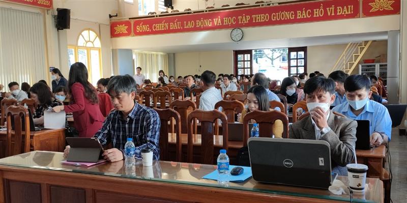 Các học viên thực hành thao tác phần mềm IDOC trên máy tính