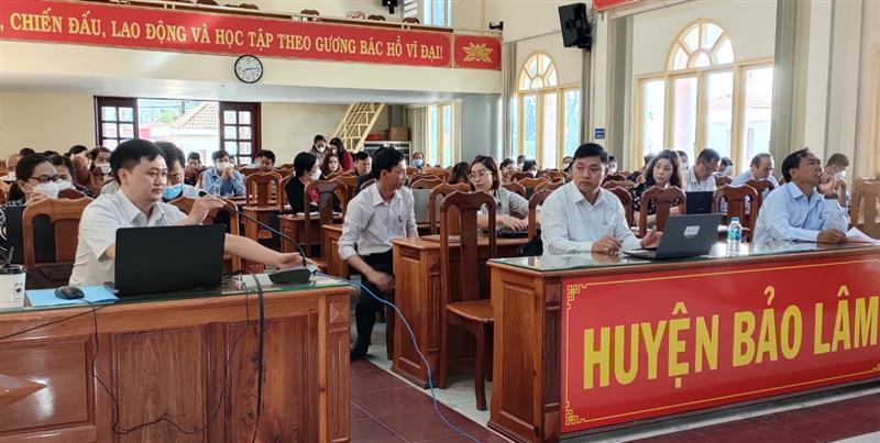 Các học viên thực hành thao tác phần mềm IDOC trên máy tính