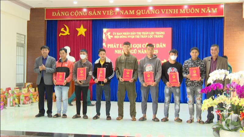 Trao lệnh gọi công dân nhập ngũ .