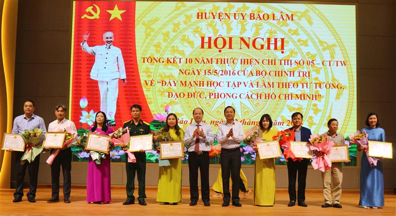 Huyện khen thưởng cho các cá nhân, tập thể đã có thành tích xuất sắc trong giai đoạn 2020-2025