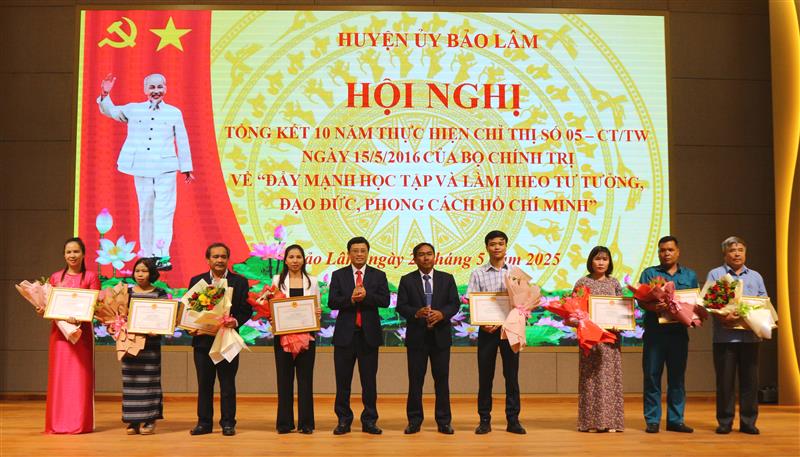 Huyện khen thưởng cho các cá nhân, tập thể đã có thành tích xuất sắc trong giai đoạn 2020-2025