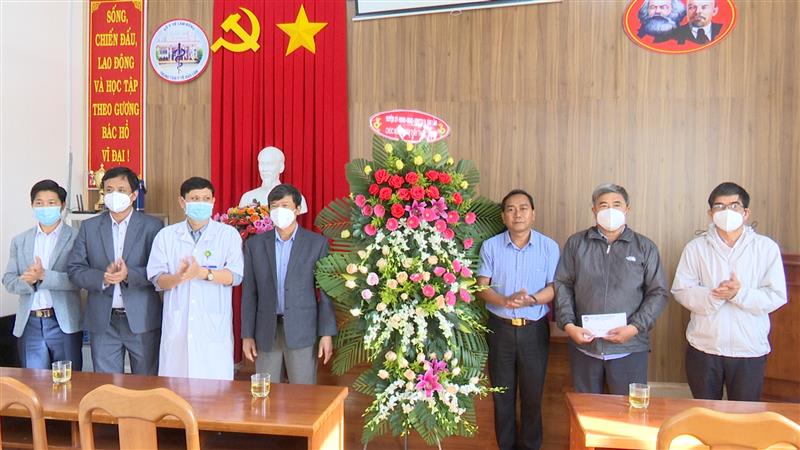 Lãnh đạo Huyện ủy, UBND huyện tặng hoa chúc mừng các y bác sĩ 