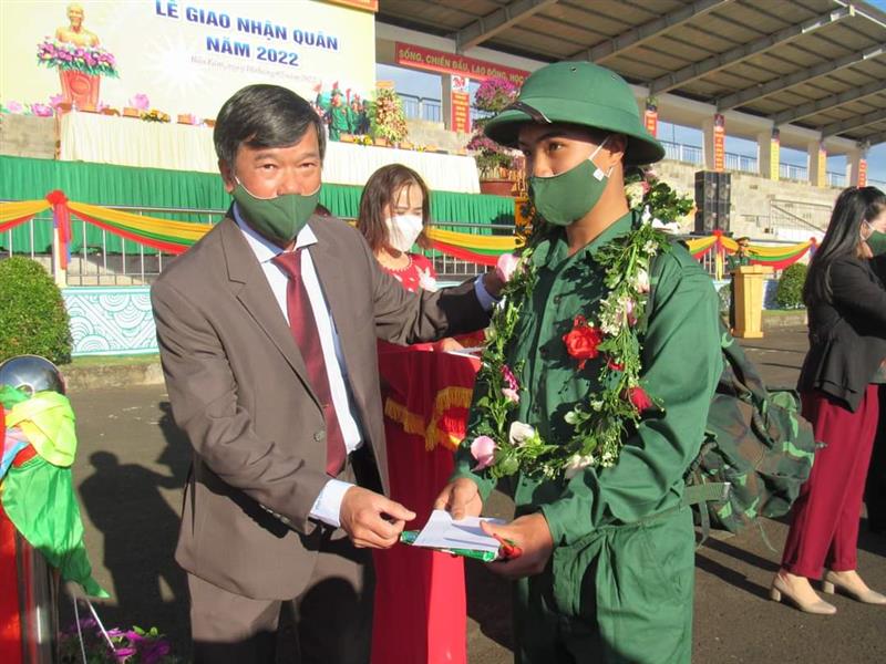 Một số hình ảnh lãnh đạo Tỉnh và Huyện tặng hoa, quà các tân binh trước khi lên đường