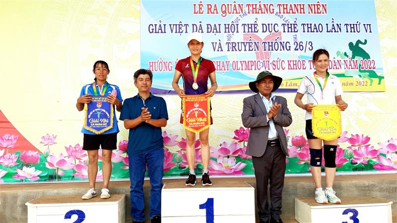 Lãnh đạo huyện trao  giải cho các VĐV và đơn vị tham gia giải