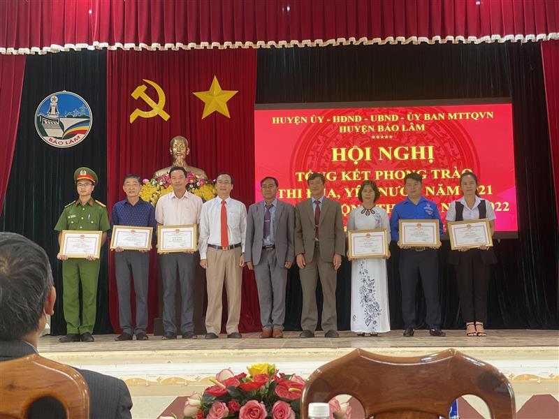 Lãnh đạo Huyện ủy, UBND huyện tặng cờ thi đua và giấy khen