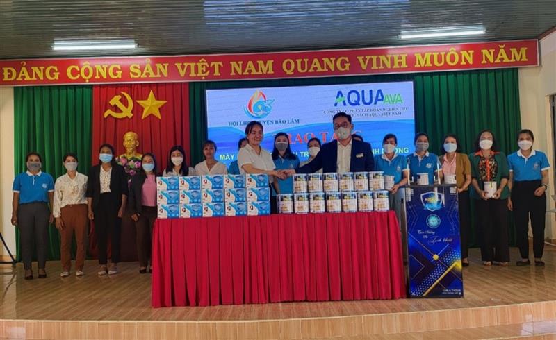 CTy AQua ViNa tặng sữa và máy lọc nước cho hội cơ sở