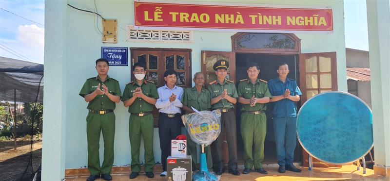 Trao nhà cho hộ ông K'Lái, thôn 1 Lộc Phú