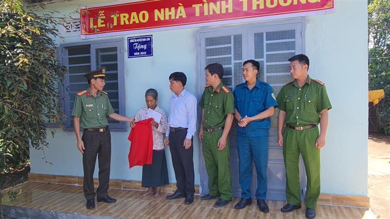 Trao nhà cho hộ bà Ka Huâng, thôn 1 Lộc Phú