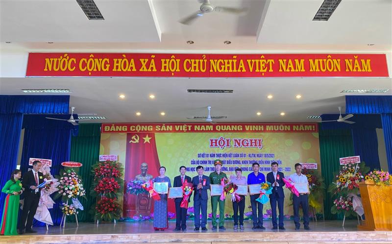 Lãnh đạo Huyện Bảo Lâm tặng giấy khen  và hoa chúc mừng các tập thể và cá nhân điển hình tiên tiến trong Học tập và làm theo tư tưởng, đạo đdức, phong cách Hồ Chí Minh