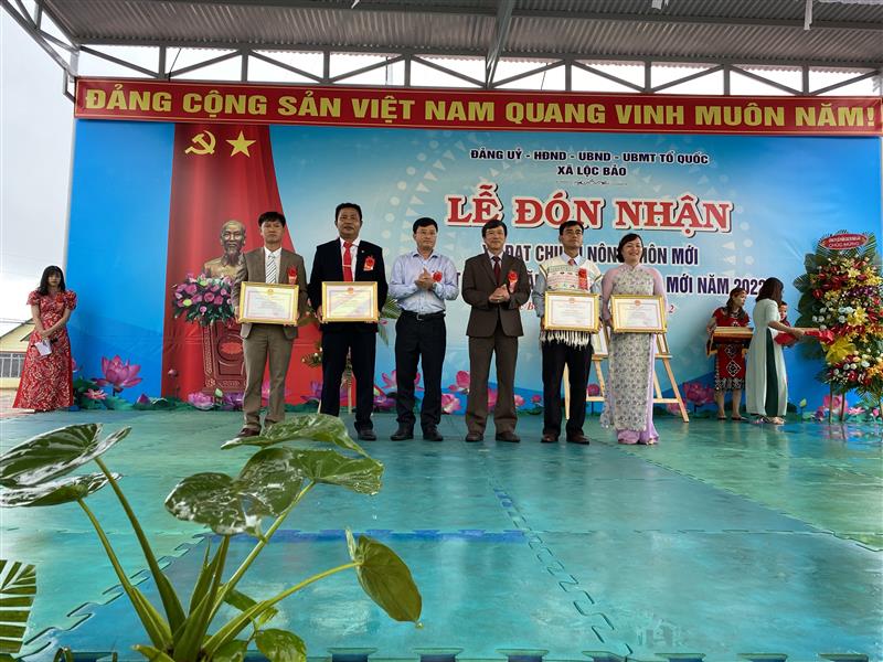 Lãnh đạo huyện trao giấy khen cho các tập thể, cá nhân