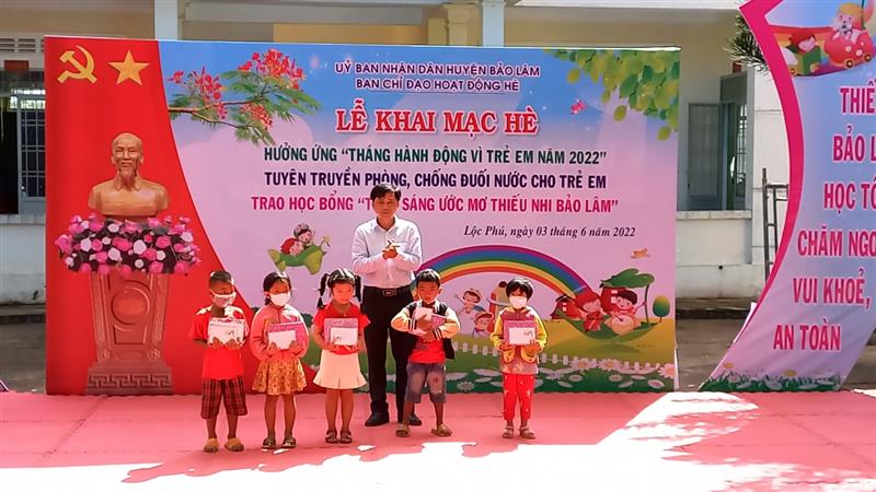 Ban tổ chức trao học bổng cho các em học sinh có hoàn cảnh khó khăn