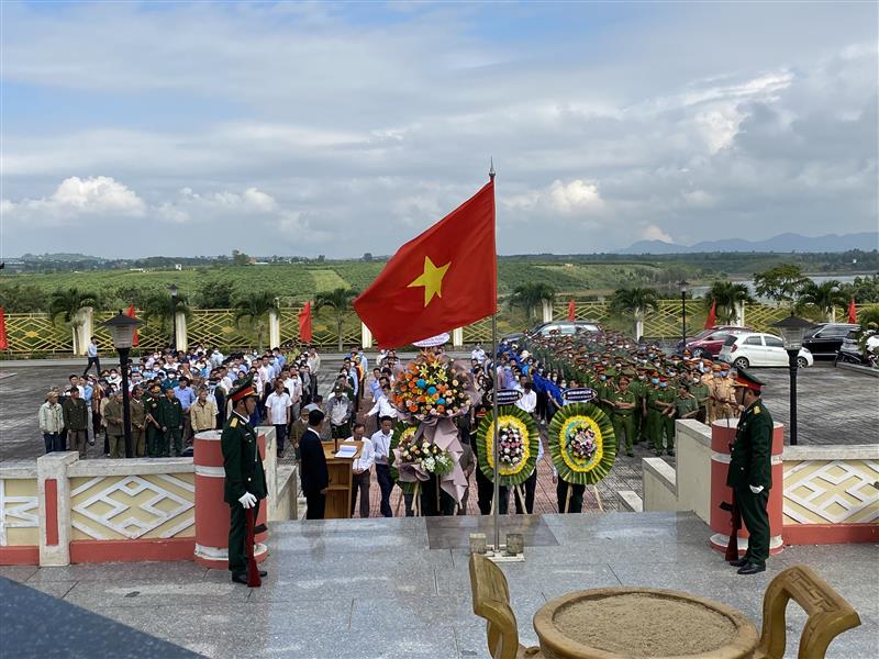 Hình ảnh tại buổi viếng đài tưởng niệm các anh hùng liệt sỹ