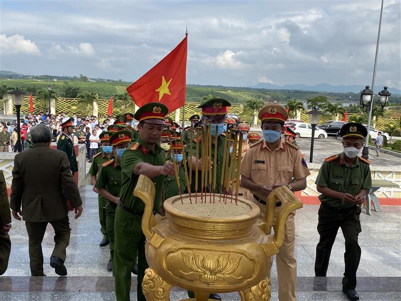 Hình ảnh tại buổi viếng đài tưởng niệm các anh hùng liệt sỹ