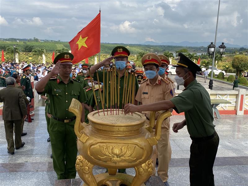 Hình ảnh tại buổi viếng đài tưởng niệm các anh hùng liệt sỹ