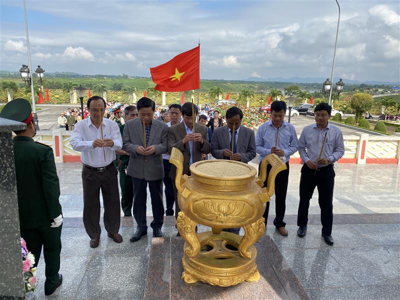 Hình ảnh tại buổi viếng đài tưởng niệm các anh hùng liệt sỹ