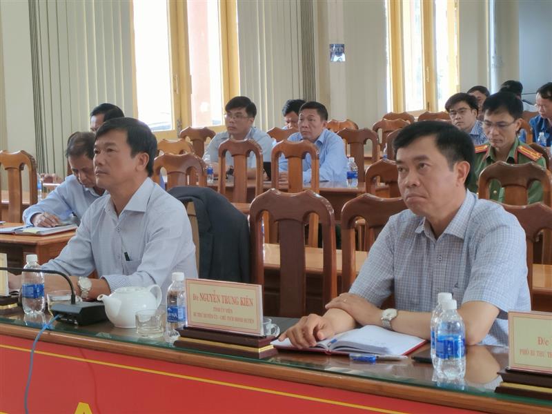 Lãnh đạo huyện tham dự hội nghị