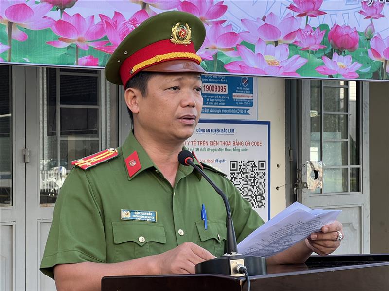 Đ/c Thượng tá Đậu Xuân Bảo – Trưởng Công an huyện phát biểu tại buổi lễ