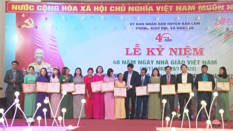 Lãnh đạo Huyện tặng giấy khen cho thầy cô giáo, cán bộ quản lý tiêu biểu