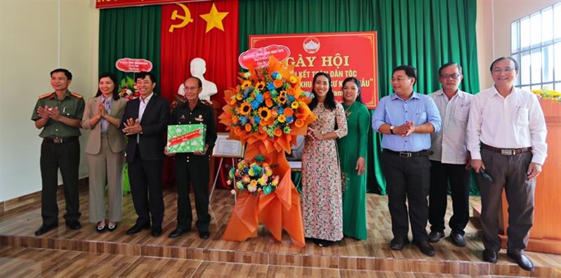 Các đại biểu chụp hình lưu niệm cùng bà con nhân dân trong thôn